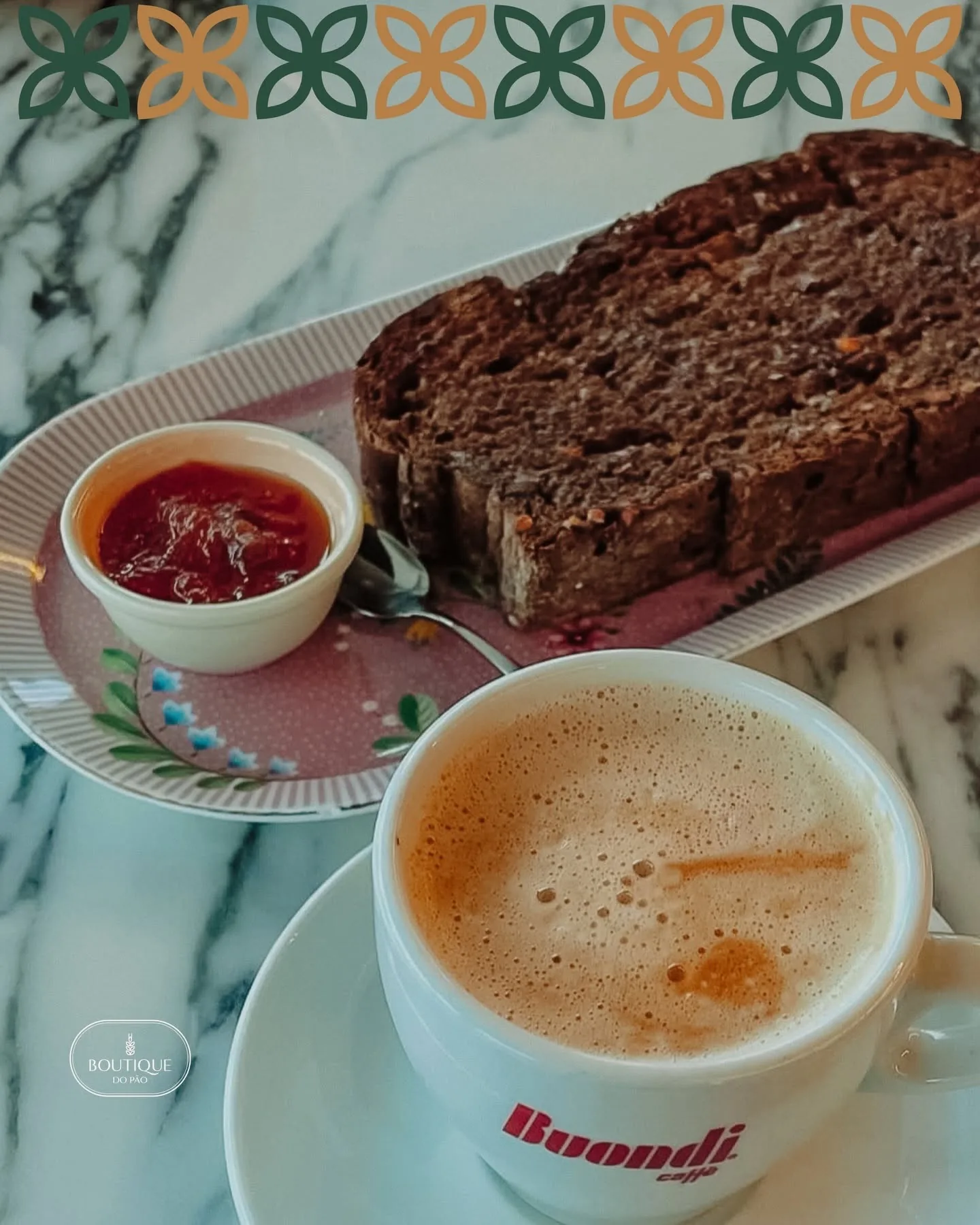 Bolo de chocolate servido com café