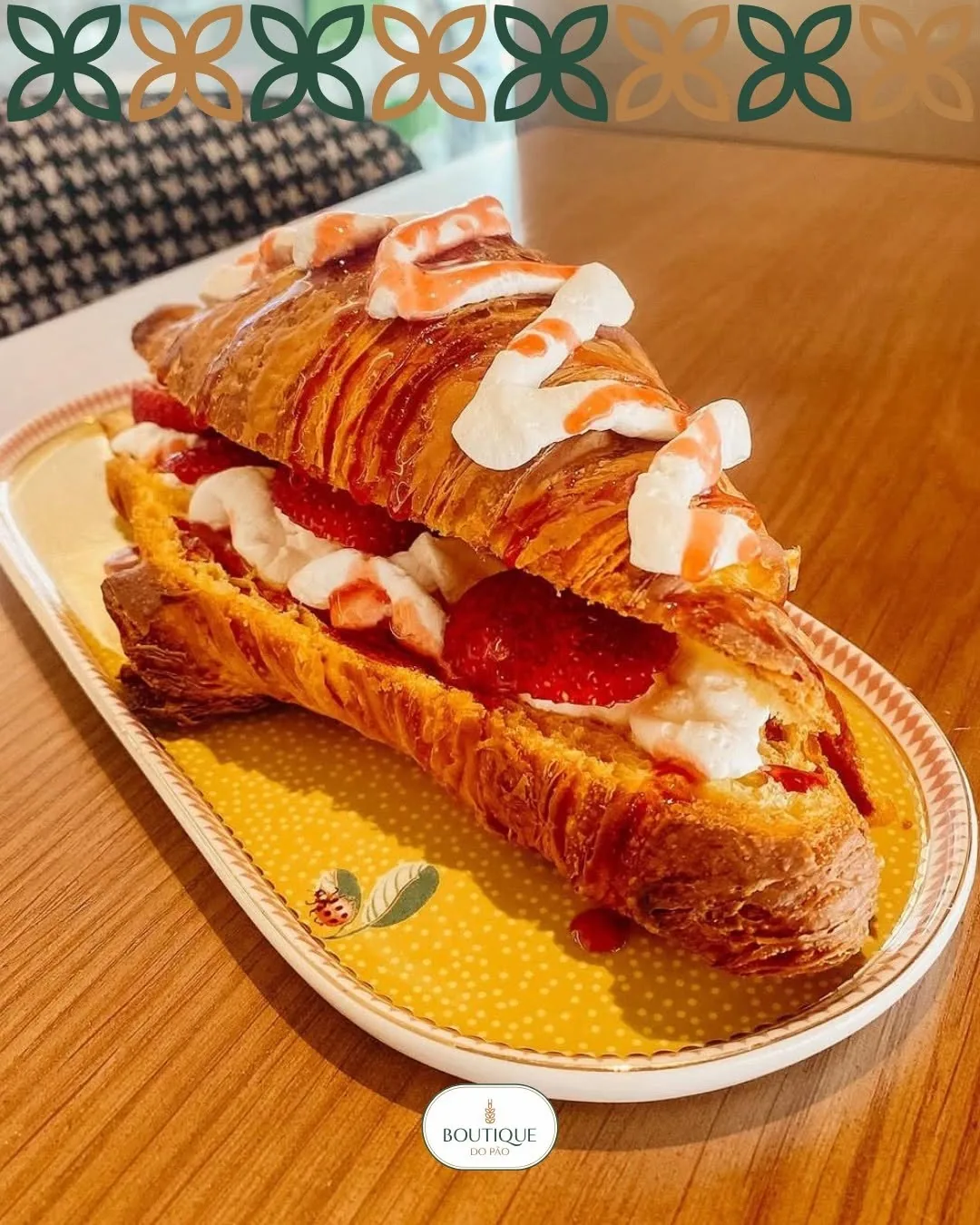 Croissant recheado com creme e fruta